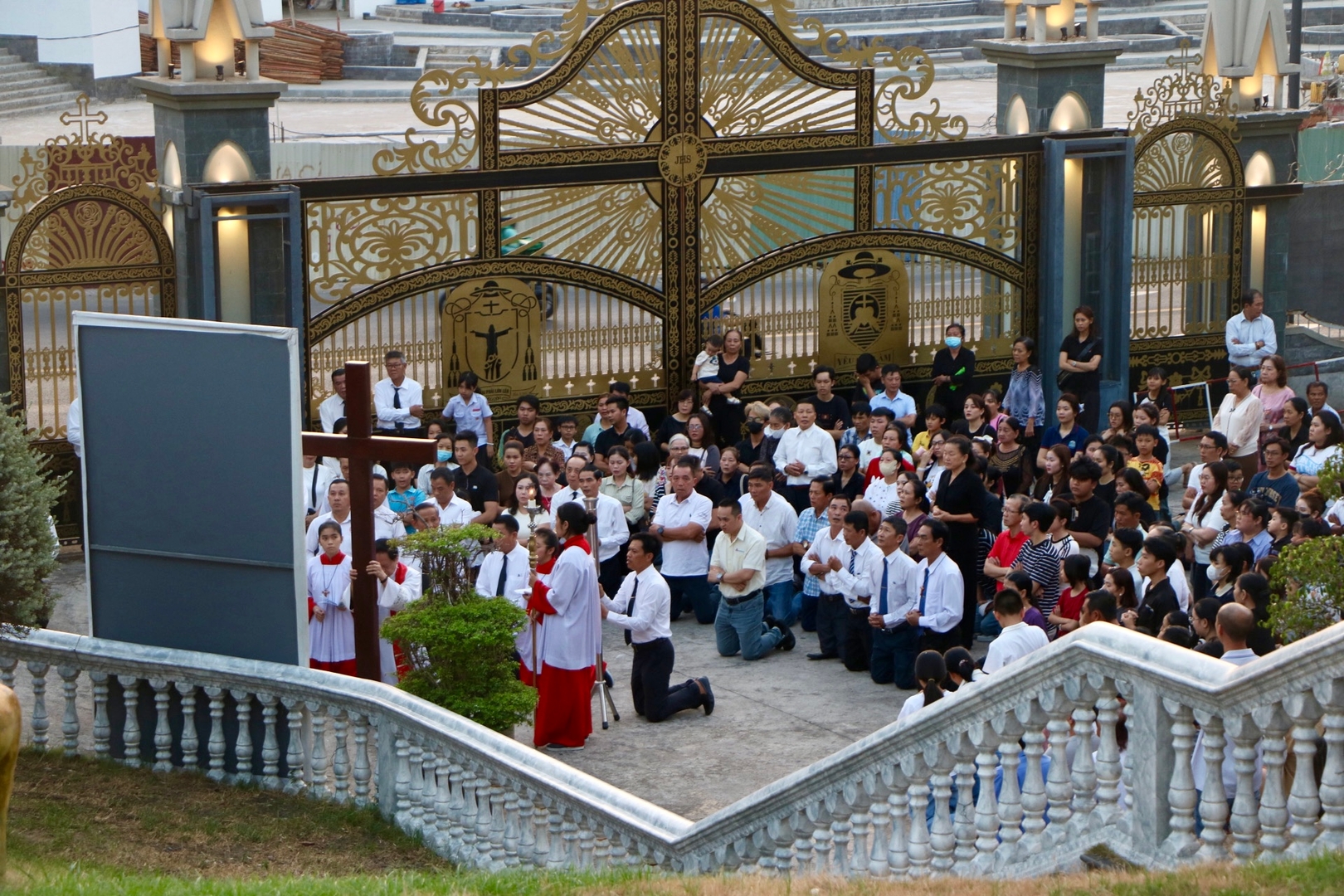 Giáo Xứ Chánh Tòa Phú Cường Cử Hành Nghi Thức Thứ Sáu Tuần Thánh